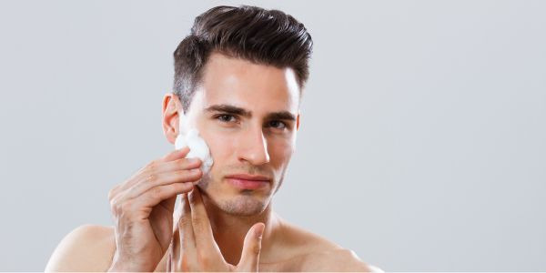 Soins masculins : La routine essentielle pour une peau saine et éclatante